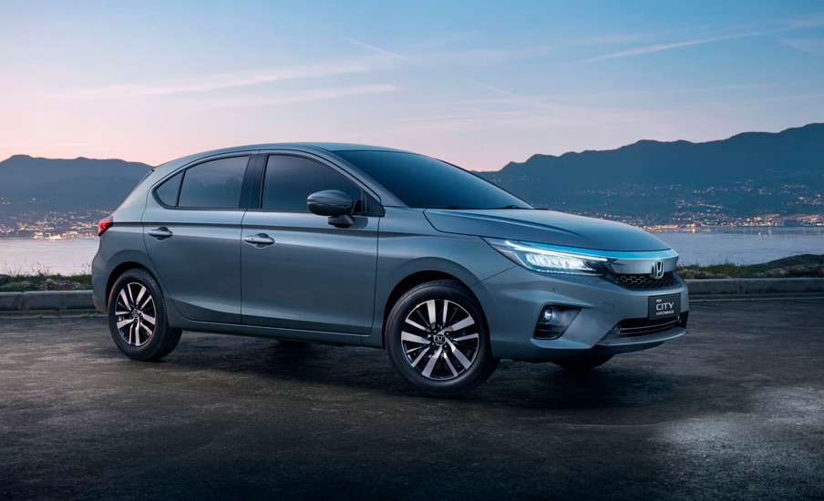 Carro em paisagem ao entardecer