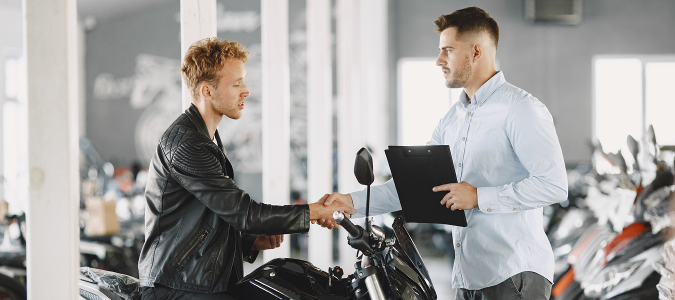 Atendimento em loja de motos